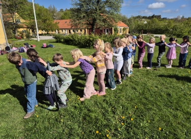 Børn leger i naturen