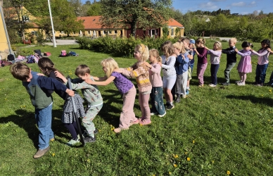 Børn leger i naturen